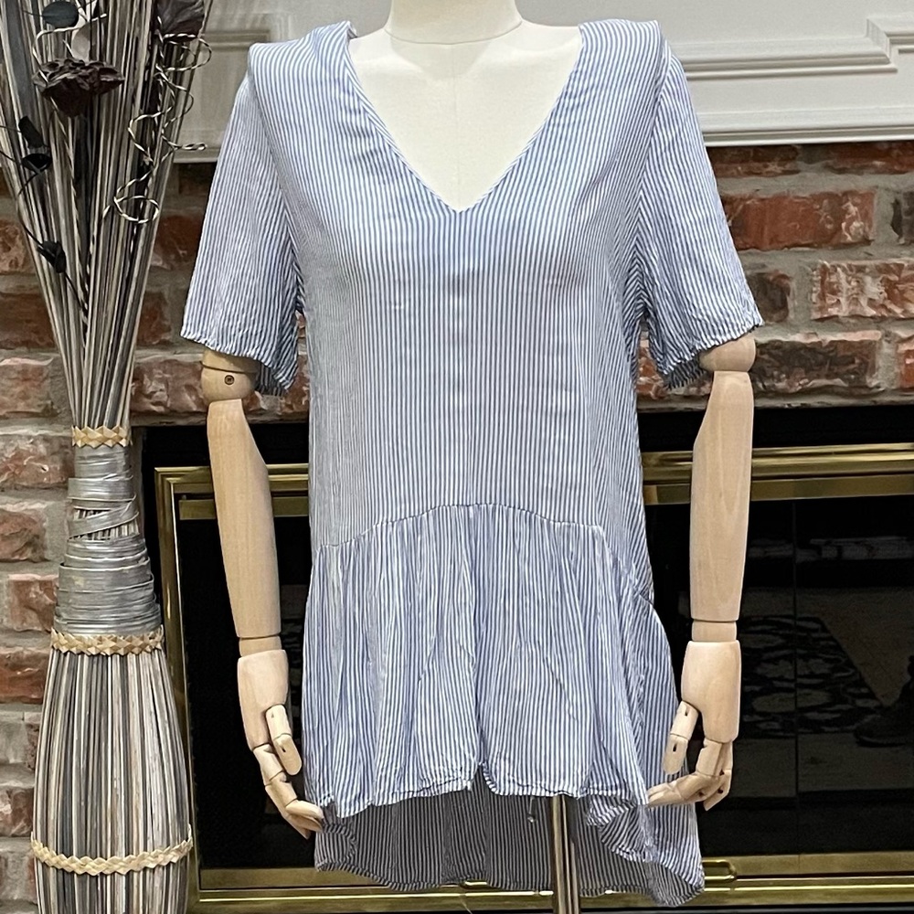 Caramela light blue and white pinstriped peplum blouse w/keyhole back / L / EUC